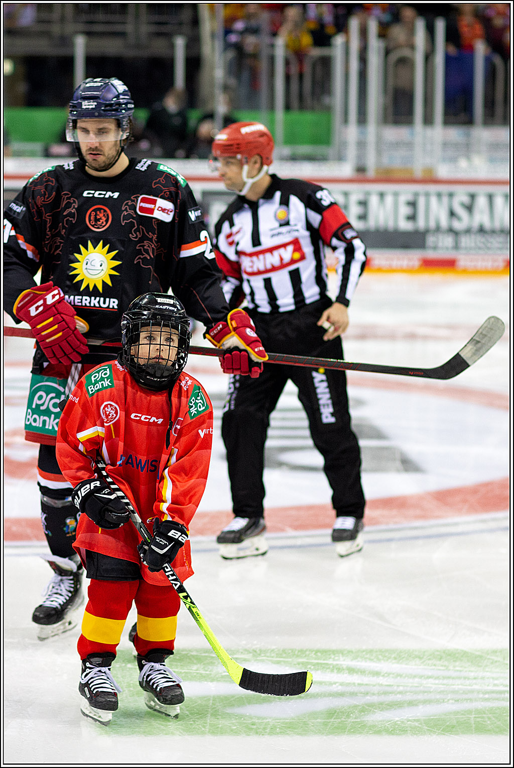 PENNY DEL Viertelfinale 4. Spiel; Duesseldorfer EG - Red Bull Muenchen; Duesseldorf, 16.04.2022